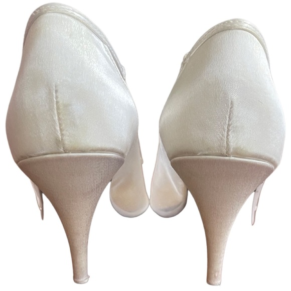 Chic Cream Heels with Floral Detail - Picture 8 of 13